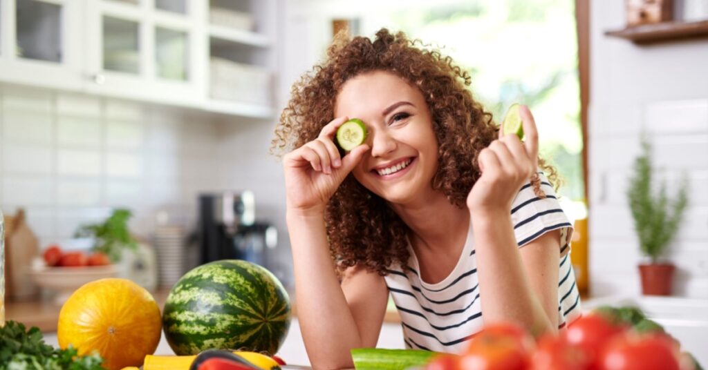 eat vegetables and fruits to do skincare to look young